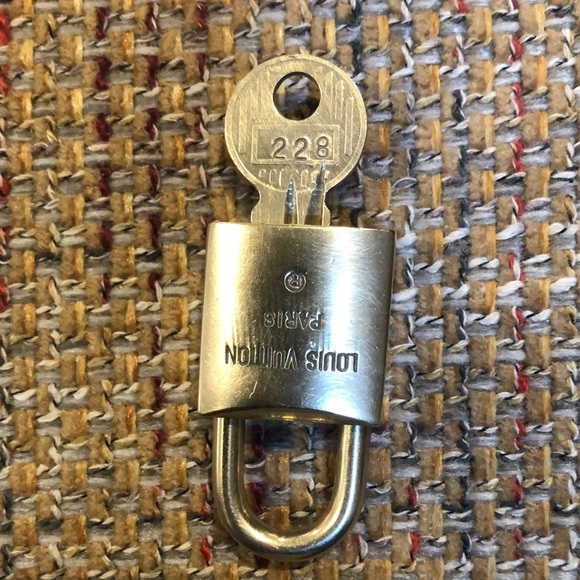 Vintage LV Louis Vuitton Padlock Lock & Key 228 - Picture 9 of 11